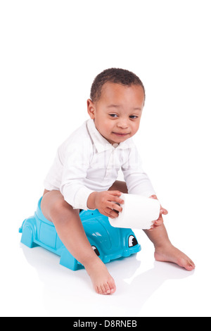 Pot enfant sur jouer avec du papier toilette, isolé sur fond blanc Banque D'Images