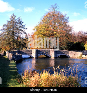 Sheepwash le pont sur la rivière Wye dans l'automne, Ashford-dans-le-l'eau, Parc national de Peak District, Derbyshire, Angleterre. Banque D'Images