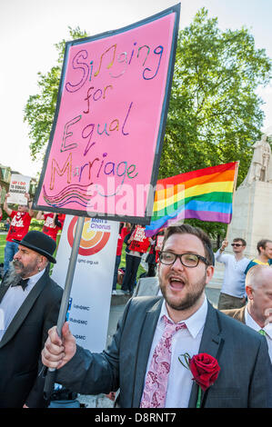 Londres, Royaume-Uni. 3 juin 2013. Peter Tatchell dirige un mariage gay protester devant Westminster comme le projet de loi est débattu à la Chambre des Lords. Il y avait quelques "chrétien" à l'encontre de manifestants mais le Gay Men's Choir conservé l'atmosphère calme. Il y avait aussi peu de discours de soutien de plusieurs députés dont Lynne Featherstone, Chris Bryant et Andrew Stuart. Crédit : Guy Bell/Alamy Live News Banque D'Images