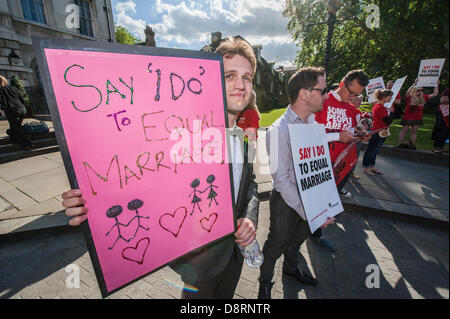 Londres, Royaume-Uni. 3 juin 2013. Peter Tatchell dirige un mariage gay protester devant Westminster comme le projet de loi est débattu à la Chambre des Lords. Il y avait quelques "chrétien" à l'encontre de manifestants mais le Gay Men's Choir conservé l'atmosphère calme. Il y avait aussi peu de discours de soutien de plusieurs députés dont Lynne Featherstone, Chris Bryant et Andrew Stuart. Crédit : Guy Bell/Alamy Live News Banque D'Images