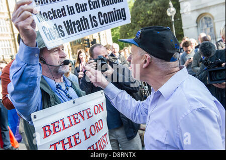 Londres, Royaume-Uni. 3 juin 2013. Peter Tatchell dirige un mariage gay protester devant Westminster comme le projet de loi est débattu à la Chambre des Lords. Il y avait quelques "chrétien" à l'encontre de manifestants mais le Gay Men's Choir conservé l'atmosphère calme. Il y avait aussi peu de discours de soutien de plusieurs députés dont Lynne Featherstone, Chris Bryant et Andrew Stuart. Crédit : Guy Bell/Alamy Live News Banque D'Images