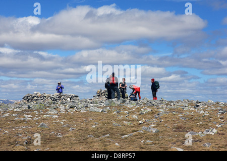 Les marcheurs au sommet du cairn Carn a'Gheoidh (975m) à Glenshee dans les Highlands écossais Banque D'Images