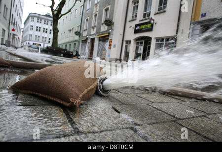 Passau, Allemagne. 4 juin 2013. L'eau est pompée dans les caves en Passau, Allemagne, 04 juin 2013. Photo : Karl Josef OPIM/dpa/Alamy Live News Banque D'Images