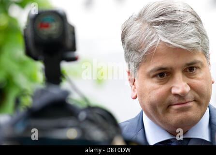 Munich, Allemagne. 4 juin 2013. Avocat pour les victimes, Mehmet Daimagueler, parle aux représentants des médias devant le tribunal régional supérieur de Munich, Allemagne, 04 juin 2013. Le procès de l'assassinat et la terreur des attaques de terreur d'extrême droite du groupe allemand national-socialiste (NSU) souterrain s'est poursuivie à la Haute Cour régionale de Munich. Photo : INGA KJER/dpa/Alamy Live News Banque D'Images