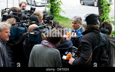 Munich, Allemagne. 4 juin 2013. Avocat pour les victimes, Mehmet Daimagueler, parle aux représentants des médias devant le tribunal régional supérieur de Munich, Allemagne, 04 juin 2013. Le procès de l'assassinat et la terreur des attaques de terreur d'extrême droite du groupe allemand national-socialiste (NSU) souterrain s'est poursuivie à la Haute Cour régionale de Munich. Photo : INGA KJER/dpa/Alamy Live News Banque D'Images