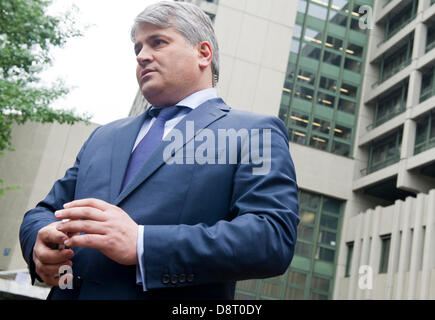 Munich, Allemagne. 4 juin 2013. Avocat pour les victimes, Mehmet Daimagueler, parle aux représentants des médias devant le tribunal régional supérieur de Munich, Allemagne, 04 juin 2013. Le procès de l'assassinat et la terreur des attaques de terreur d'extrême droite du groupe allemand national-socialiste (NSU) souterrain s'est poursuivie à la Haute Cour régionale de Munich. Photo : INGA KJER/dpa/Alamy Live News Banque D'Images