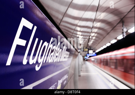 La gare souterraine, tube, à l'aéroport de Stuttgart avec flughafen sign Banque D'Images