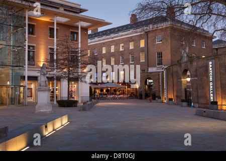 Les magasins de détail et restaurants dans Duke of York Square, Chelsea, Londres Banque D'Images