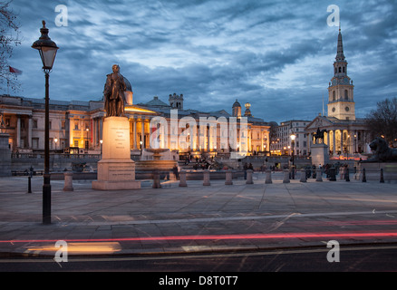 La National Gallery et Saint Martins dans les champs la nuit, Trafalgar Square, Londres, Angleterre Banque D'Images