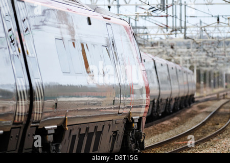 Deux Pendolion vierge à grande vitesse des trains de passer à Rugeley station Trent Valley Banque D'Images