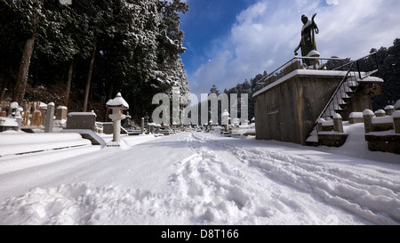 Promenade matinale entre le défunt dans un cimetière Okunoin épais avec la neige de la nuit précédente Banque D'Images