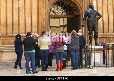 Visite sous la pluie à côté du comte de Pembroke, statue de William Herbert devant la bibliothèque Bodleian à Oxford, Oxfordshire, Royaume-Uni, en mai Banque D'Images