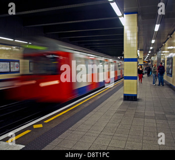 Hammersmith & City Line train à la station Aldgate East, Londres, Angleterre, Royaume-Uni Banque D'Images