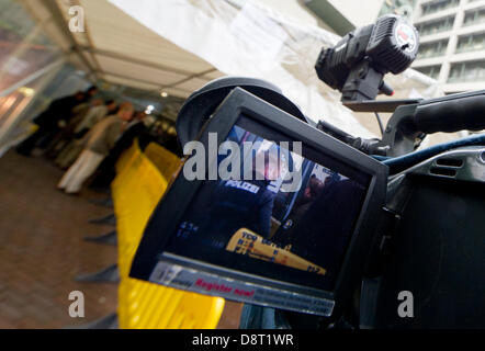 Munich, Allemagne. 4 juin 2013. Les policiers sont filmés en face de l'entrée principale de la Haute Cour régionale de Munich, Allemagne, 04 juin 2013. Le procès de l'assassinat et la terreur des attaques de terreur d'extrême droite du groupe allemand national-socialiste (NSU) souterrain s'est poursuivie à la Haute Cour régionale de Munich. Photo : INGA KJER/dpa/Alamy Live News Banque D'Images