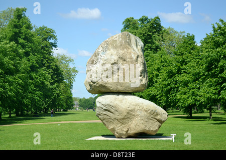 La sculpture "rocher au-dessus d'une autre Rock' par Fischli/Weiss, à la Serpentine Gallery, Kensington Gardens, Londres. Banque D'Images