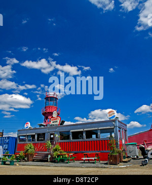 Le corto Diner au Trinity Buoy Wharf montrant le bateau-phare 'LV93' en arrière-plan, Orchard Place, Londres, Angleterre, Royaume-Uni Banque D'Images