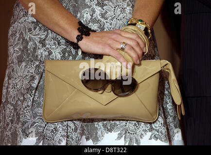 Stuttgart, Allemagne. 4 juin, 2013. Le sac à main de la reine néerlandaise Maxima est représenté dans le Nouveau Palais à Stuttgart, Allemagne, 04 juin 2013. Roi des Pays-Bas et de la Reine sont sur un voyage de deux jours à l'Allemagne. Photo : MARIJAN MURAT/dpa/Alamy Live News Banque D'Images