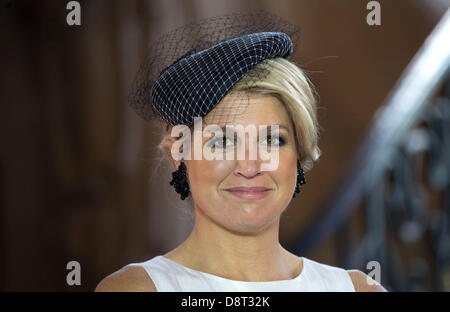 Stuttgart, Allemagne. 4 juin, 2013. Reine néerlandaise Maxima's se trouve dans le Nouveau Palais à Stuttgart, Allemagne, 04 juin 2013. Roi des Pays-Bas et de la Reine sont sur un voyage de deux jours à l'Allemagne. Photo : MARIJAN MURAT/dpa/Alamy Live News Banque D'Images