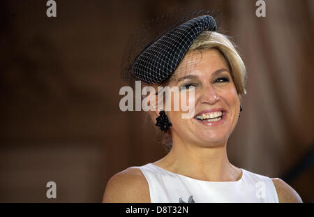 Stuttgart, Allemagne. 4 juin, 2013. Les sourires de Maxima reine néerlandaise dans le Nouveau Palais à Stuttgart, Allemagne, 04 juin 2013. Roi des Pays-Bas et de la Reine sont sur un voyage de deux jours à l'Allemagne. Photo : MARIJAN MURAT/dpa/Alamy Live News Banque D'Images