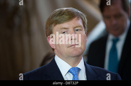 Stuttgart, Allemagne. 4 juin, 2013. Roi néerlandais Willem-Alexander se tient dans le Nouveau Palais à Stuttgart, Allemagne, 04 juin 2013. Roi des Pays-Bas et de la Reine sont sur un voyage de deux jours à l'Allemagne. Photo : MARIJAN MURAT/dpa/Alamy Live News Banque D'Images
