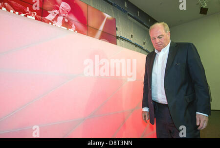 Munich, Allemagne. 4 juin 2013. Le président du Bayern Munich Uli Hoeness prend part à la conférence de presse d'adieu Jupp Heynckes entraîneur-chef à l'Allianz Arena de Munich. Au cours de la même conférence de presse, Heynckes n'a encore définitivement faire une déclaration au sujet de savoir si c'est la fin de son entraînement de soccer transporteur. Photo : MARC MUELLER/dpa/Alamy Live News Banque D'Images