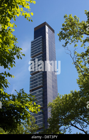 Immeuble d'un Madison se lève comme parmi les sommets des arbres verts de Madison Square Park, à Manhattan, New York, NY, USA. Banque D'Images