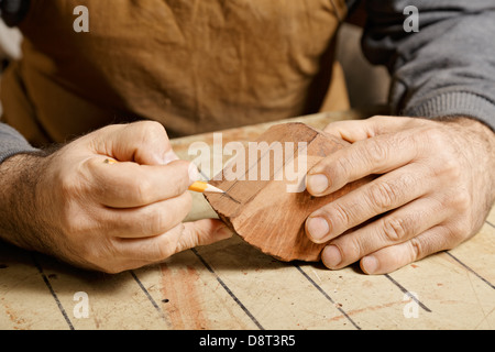 Les mains d'artisans une esquisse sur bois billet Banque D'Images