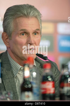 Munich, Allemagne. 4 juin 2013. FC Bayern Munich Jupp Heynckes l'entraîneur-chef parle au cours de sa conférence de presse d'adieu à l'Allianz Arena de Munich. Au cours de la même conférence de presse, Heynckes n'a encore définitivement faire une déclaration au sujet de savoir si c'est la fin de son entraînement de soccer transporteur. Photo : MARC MUELLER/dpa/Alamy Live News Banque D'Images