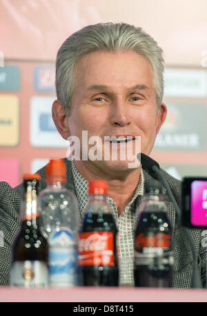 Munich, Allemagne. 4 juin 2013. FC Bayern Munich Jupp Heynckes l'entraîneur-chef parle au cours de sa conférence de presse d'adieu à l'Allianz Arena de Munich. Au cours de la même conférence de presse, Heynckes n'a encore définitivement faire une déclaration au sujet de savoir si c'est la fin de son entraînement de soccer transporteur. Photo : MARC MUELLER/dpa/Alamy Live News Banque D'Images