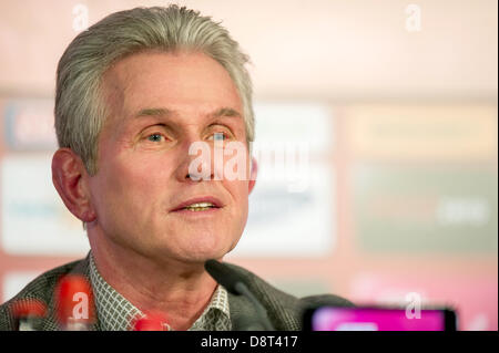 Munich, Allemagne. 4 juin 2013. FC Bayern Munich Jupp Heynckes l'entraîneur-chef parle au cours de sa conférence de presse d'adieu à l'Allianz Arena de Munich. Au cours de la même conférence de presse, Heynckes n'a encore définitivement faire une déclaration au sujet de savoir si c'est la fin de son entraînement de soccer transporteur. Photo : MARC MUELLER/dpa/Alamy Live News Banque D'Images