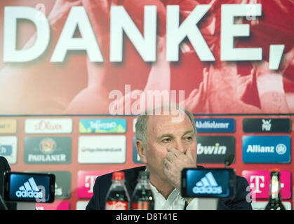 Munich, Allemagne. 4 juin 2013. Le président du Bayern Munich Uli Hoeness prend part à la conférence de presse d'adieu Jupp Heynckes entraîneur-chef à l'Allianz Arena de Munich. Au cours de la même conférence de presse, Heynckes n'a encore définitivement faire une déclaration au sujet de savoir si c'est la fin de son entraînement de soccer transporteur. Photo : MARC MUELLER/dpa/Alamy Live News Banque D'Images