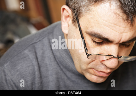 Homme d'âge moyen en spectacles vue avant Banque D'Images