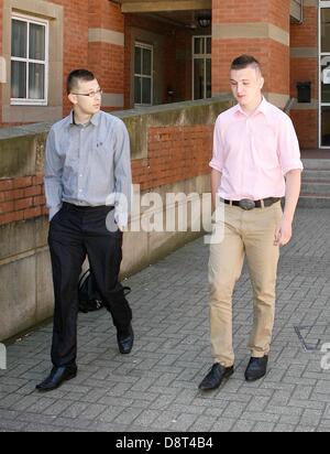 Stafford, Royaume-Uni. 4 juin 2013. La Géorgie Williams le meurtre. Les amis de la Géorgie, Williams Perry Duff, 23 (à gauche) et Ben Hicks, 20 (droite) quitter Stafford Crown Court où Jamie Reynolds, a comparu par liaison vidéo accusé d'avoir tué adolescent Géorgie Williams. Crédit : Paul talbot/Alamy Live News Banque D'Images