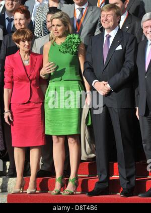 Roi néerlandais Willem-Alexander, Reine Maxima (C) et l'épouse du Premier Ministre de l'Hesse, Ursula Bouffier, se tenir à côté de l'autre à Wiesbaden, Allemagne, 03 juin 2013. Le couple royal néerlandais est sur une visite de deux jours en Allemagne. Photo : Nicolas ARMER Banque D'Images