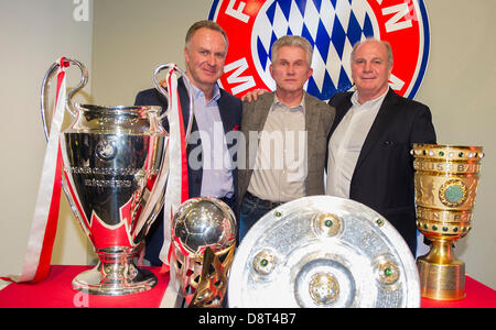 Munich, Allemagne. 4 juin 2013. Le PDG de FC Bayern Karl-Heinz Rummenigge (L-R), entraîneur-chef Jupp Heynckes et le Président Uli Hoeness prendre part à la conférence de presse d'adieu pour Heynckes à l'Allianz Arena de Munich. Au cours de la même conférence de presse, Heynckes n'a encore définitivement faire une déclaration au sujet de savoir si c'est la fin de son entraînement de soccer transporteur. Photo : MARC MUELLER/dpa/Alamy Live News Banque D'Images