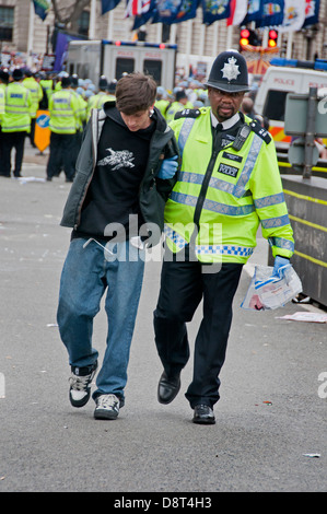 Les membres de l'UAF d'être arrêté après une manifestation contre le fascisme s'unissent pour protester contre la BNP à Westminster. L'un Banque D'Images