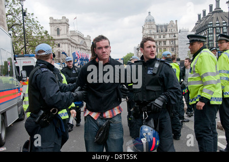 Les membres de l'UAF d'être arrêté après une manifestation contre le fascisme s'unissent pour protester contre la BNP à Westminster. L'un Banque D'Images