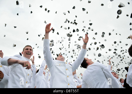 ANNAPOLIS, Maryland (24 mai 2013) U.S. Naval Academy lancent leurs diplômés couvre à la suite de la classe de 2013 l'obtention du diplôme et cérémonie de mise en service. L'académie a obtenu 206 841 enseignes et Marine Corps 2ème lieutenants à Navy-Marine Corps Memorial Stadium.