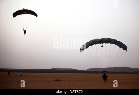 26e Marine Expeditionary Unit (MEU) Force de Raid Maritime Marines descendre d'une zone d'atterrissage tout en effectuant les opérations de parachutage plus de Djibouti le 27 mai 2013. La 26e MEU est un groupe de travail air-sol marin de l'avant-déployés dans la zone 5e Flotte des États-Unis de REEE Banque D'Images