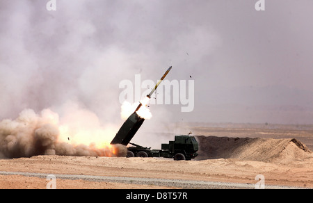 Marines avec Romeo Batterie, 5e Bataillon, 11e Régiment de Marines, l'équipe de combat régimentaire 7, lancer des roquettes à partir d'un M142 Système de roquettes d'artillerie à grande mobilité (HIMARS) sur Camp Sapadalure, province de Helmand, en Afghanistan, le 1er juin 2013. Marines avec 5/11 sont depl Banque D'Images