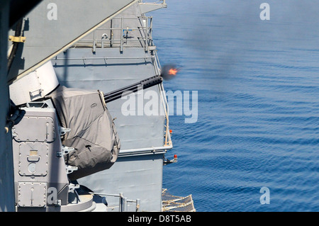 Croiseur lance-missiles USS Monterey (CG 61) déclenche un système de proximité (CIWS) au cours d'un exercice de tir réel. Monterey est depl Banque D'Images