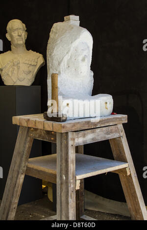 Bristol, Royaume-Uni. 4 juin 2013. Une partie terminé sone buste sculpté situé au-dessus d'un socle en bois. Crédit : Rob Hawkins/Alamy Live News Banque D'Images