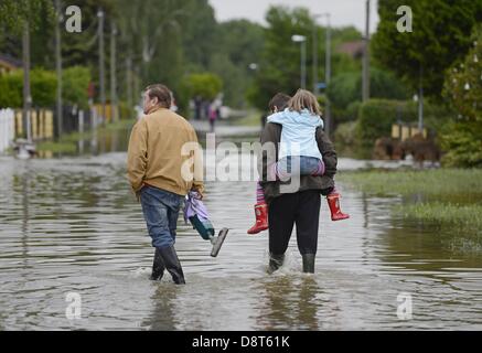 Wuenschendorf, Allemagne. 4 juin 2013. On marche sur une rue inondée le long de l'Elster blanche dans Wuenschendorf, Allemagne, 04 juin 2013. Photo. JENS-ULRICH KOCH/dpa/Alamy Live News Banque D'Images