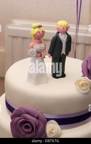 Gâteau de mariage à trois niveaux système violet cake Banque D'Images