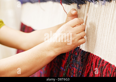 Mains femme tapis de tissage Banque D'Images