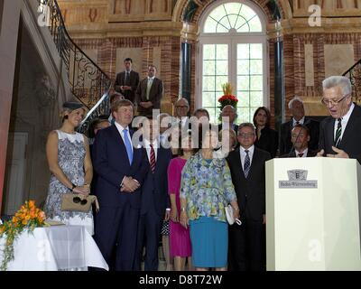 Stuttgart, Allemagne. 4 juin 2013.2ème jour de la visite en Allemagne de sa Majesté le Roi Willem-Alexander et Maxima La Reine, réunion avec le ministre-président à la Neue Schloss Kretschmann et un déjeuner avec le gouvernement du Bade-Wurtemberg. Albert Nieboer /PRE/dpa/Alamy Live News Banque D'Images