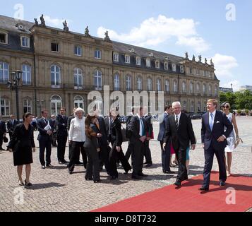 Stuttgart, Allemagne. 4 juin 2013.2ème jour de la visite en Allemagne de sa Majesté le Roi Willem-Alexander et Maxima La Reine, réunion avec le ministre-président à la Neue Schloss Kretschmann et un déjeuner avec le gouvernement du Bade-Wurtemberg. Albert Nieboer /PRE/dpa/Alamy Live News Banque D'Images