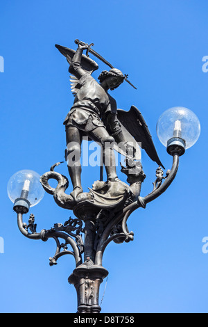 Lampadaire avec statue de l'Archange Michel terrassant Satan comme un dragon à la Saint Michael's Bridge à Gand, Belgique Banque D'Images