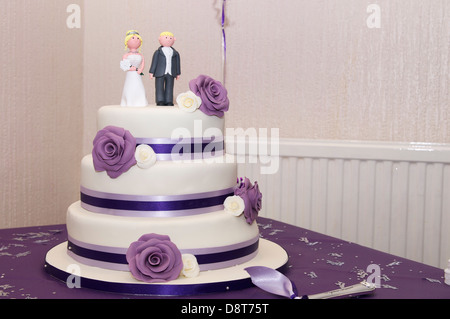 Gâteau de mariage à trois niveaux système violet cake