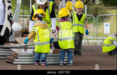 Aider les enfants à construire à pont de l'Institut des Ingénieurs Civils stand au Festival de la substance de rivetage Tees Barrage, UK Banque D'Images